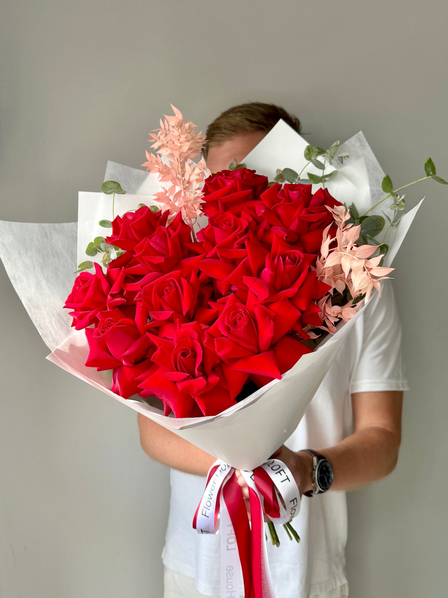 Rosas rojas francesas con ruscus preservado