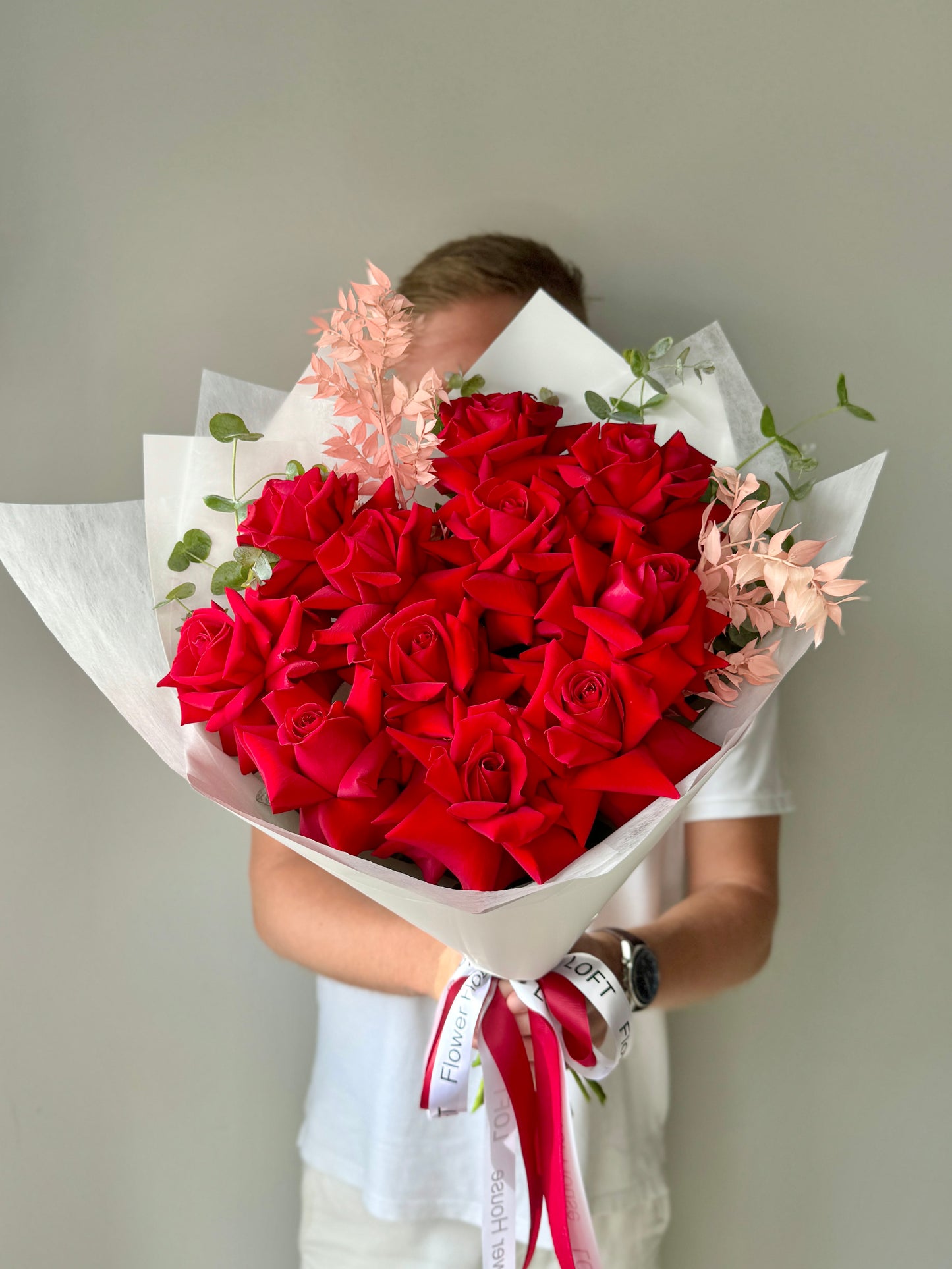Rosas rojas francesas con ruscus preservado