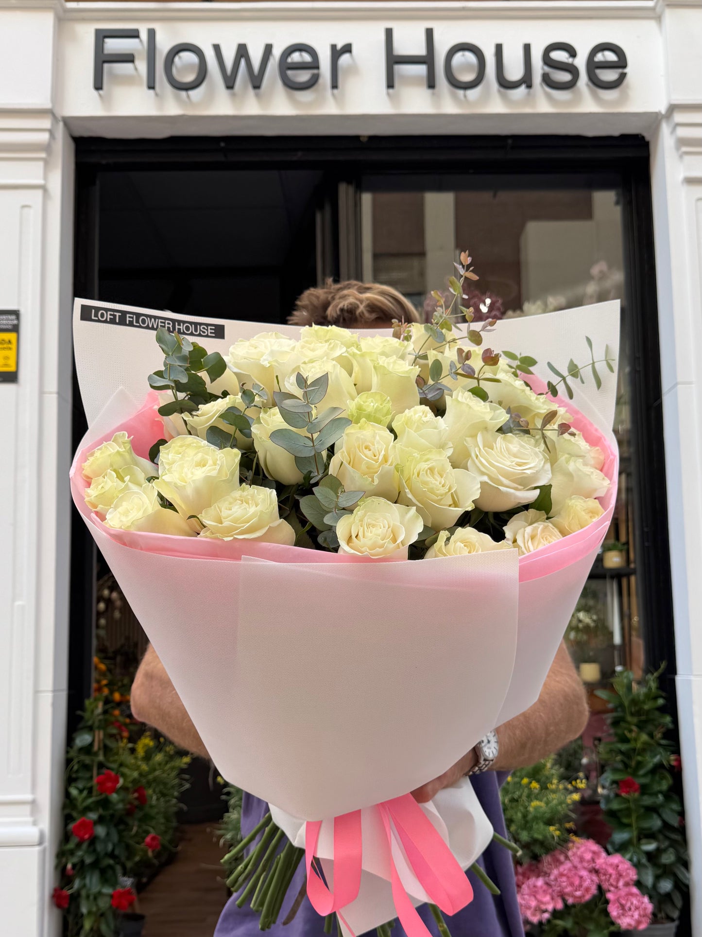 Rosas blancas Mondial y eucalipto