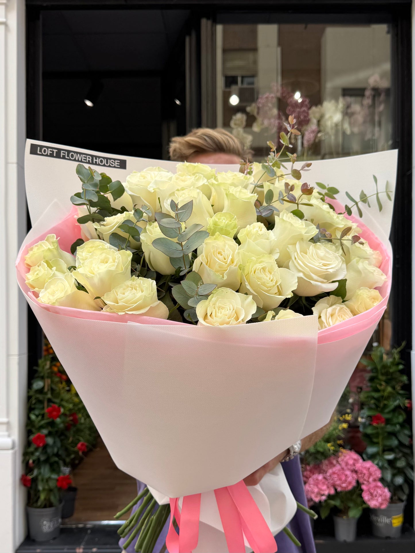 Rosas blancas Mondial y eucalipto