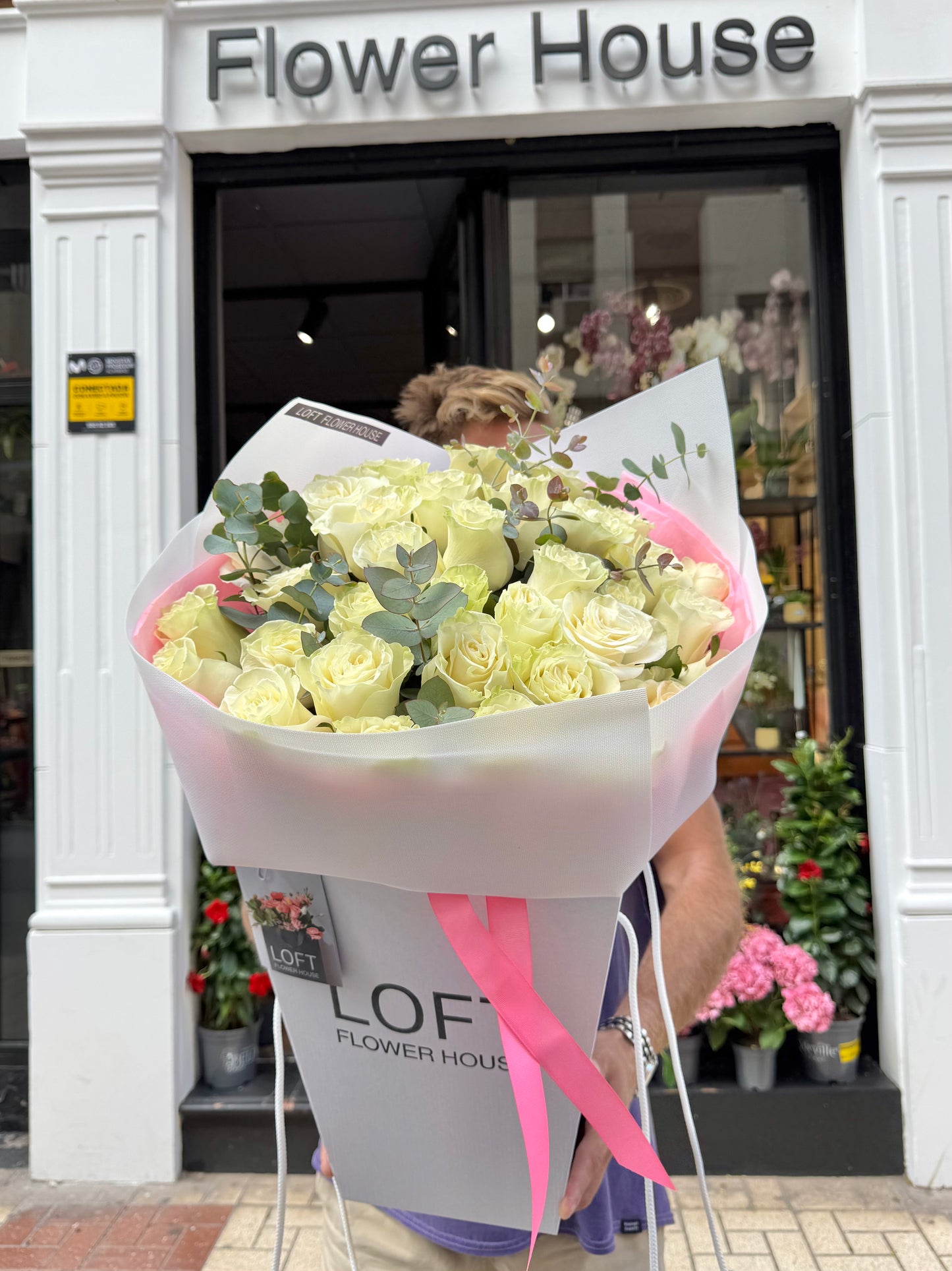 Rosas blancas Mondial y eucalipto