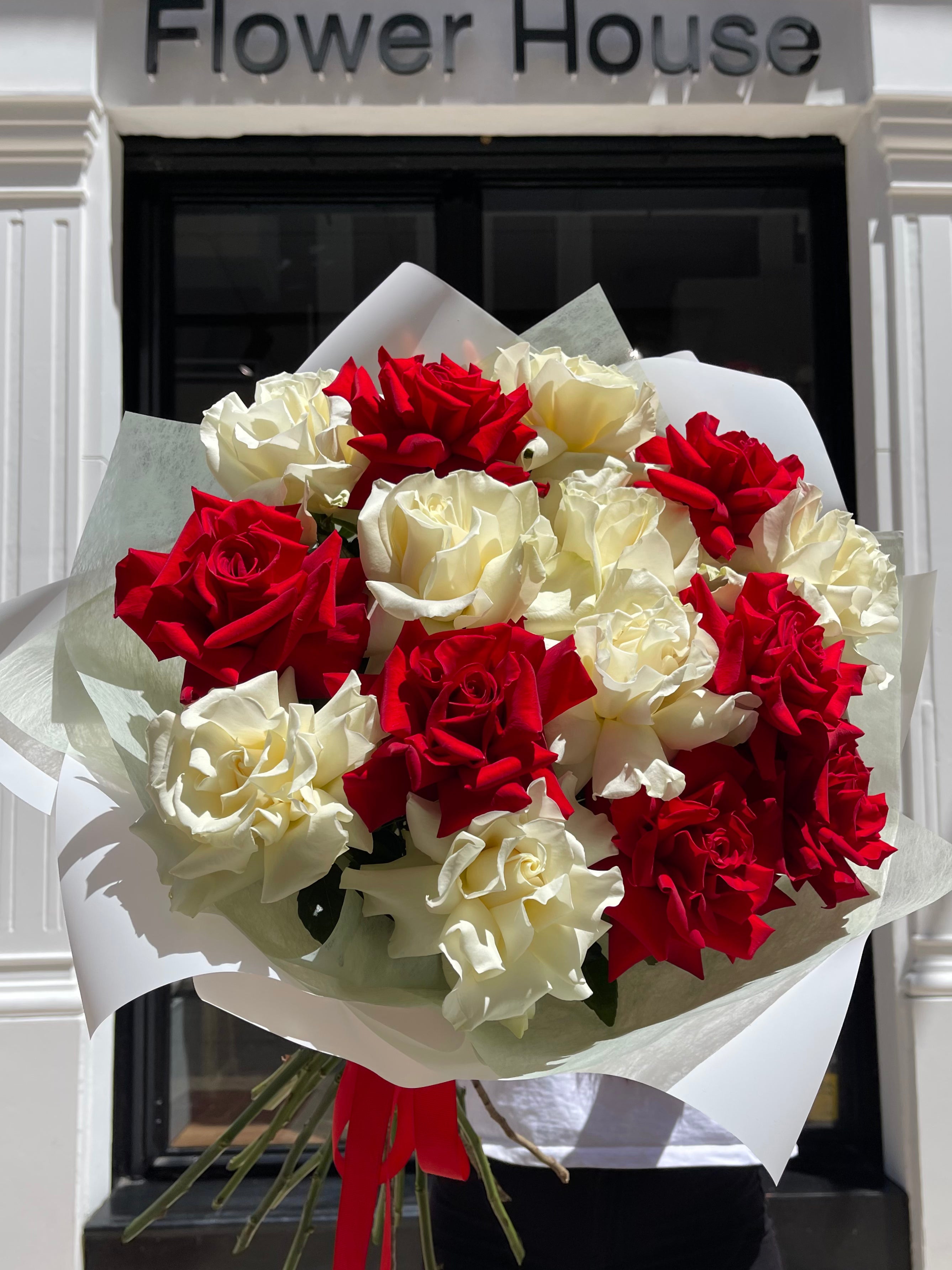 11 French Red Roses - Flower Delivery in Malága – LOFT Flower House