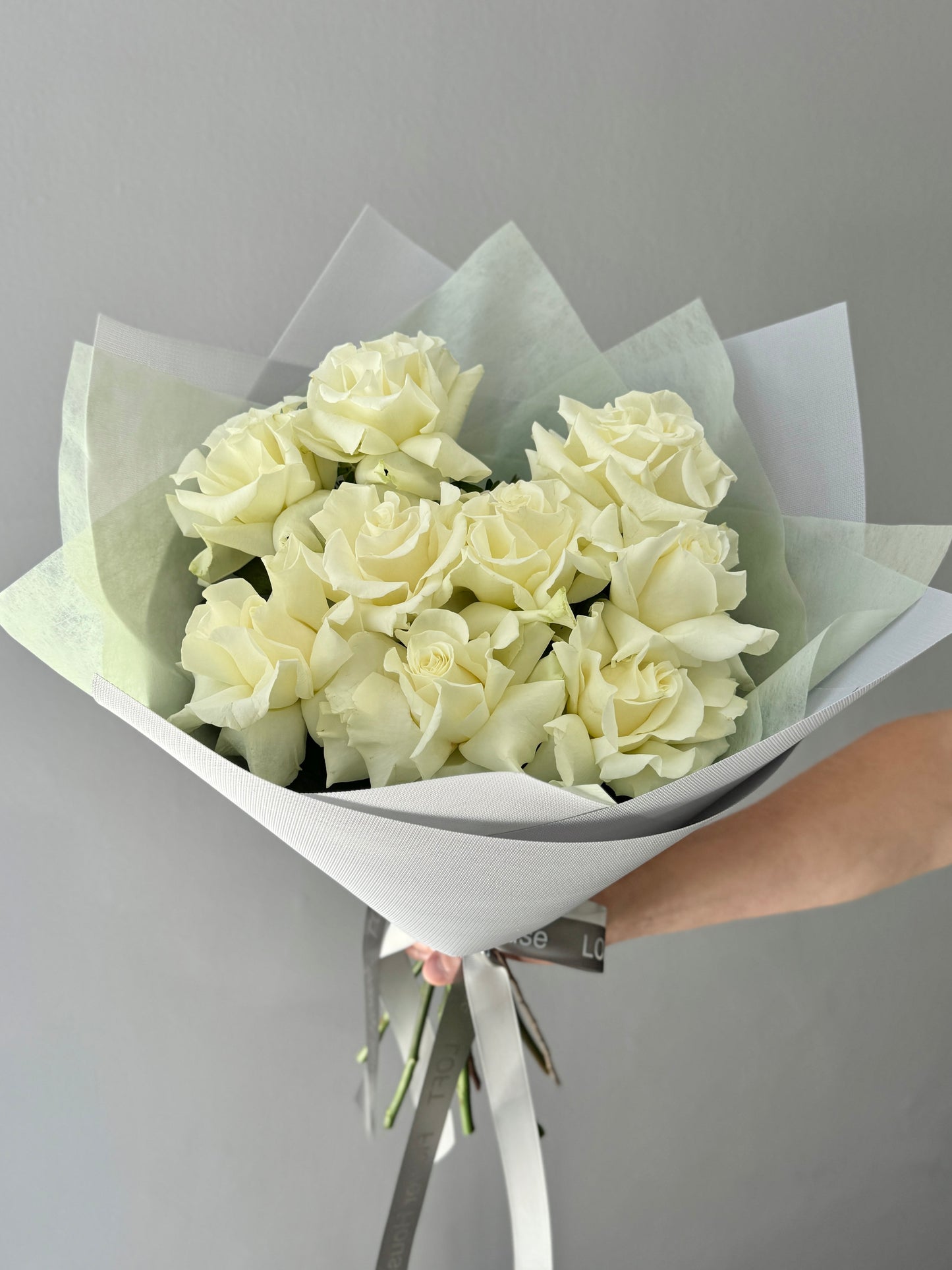 9 White French Roses