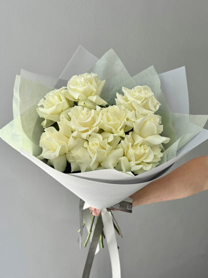 9 White French Roses