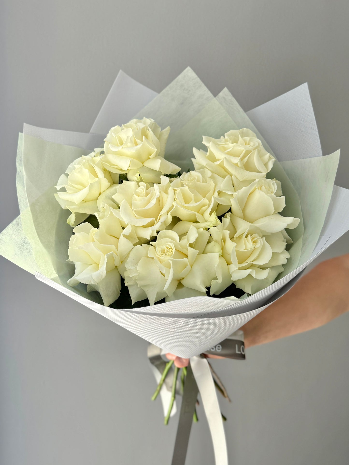 9 White French Roses