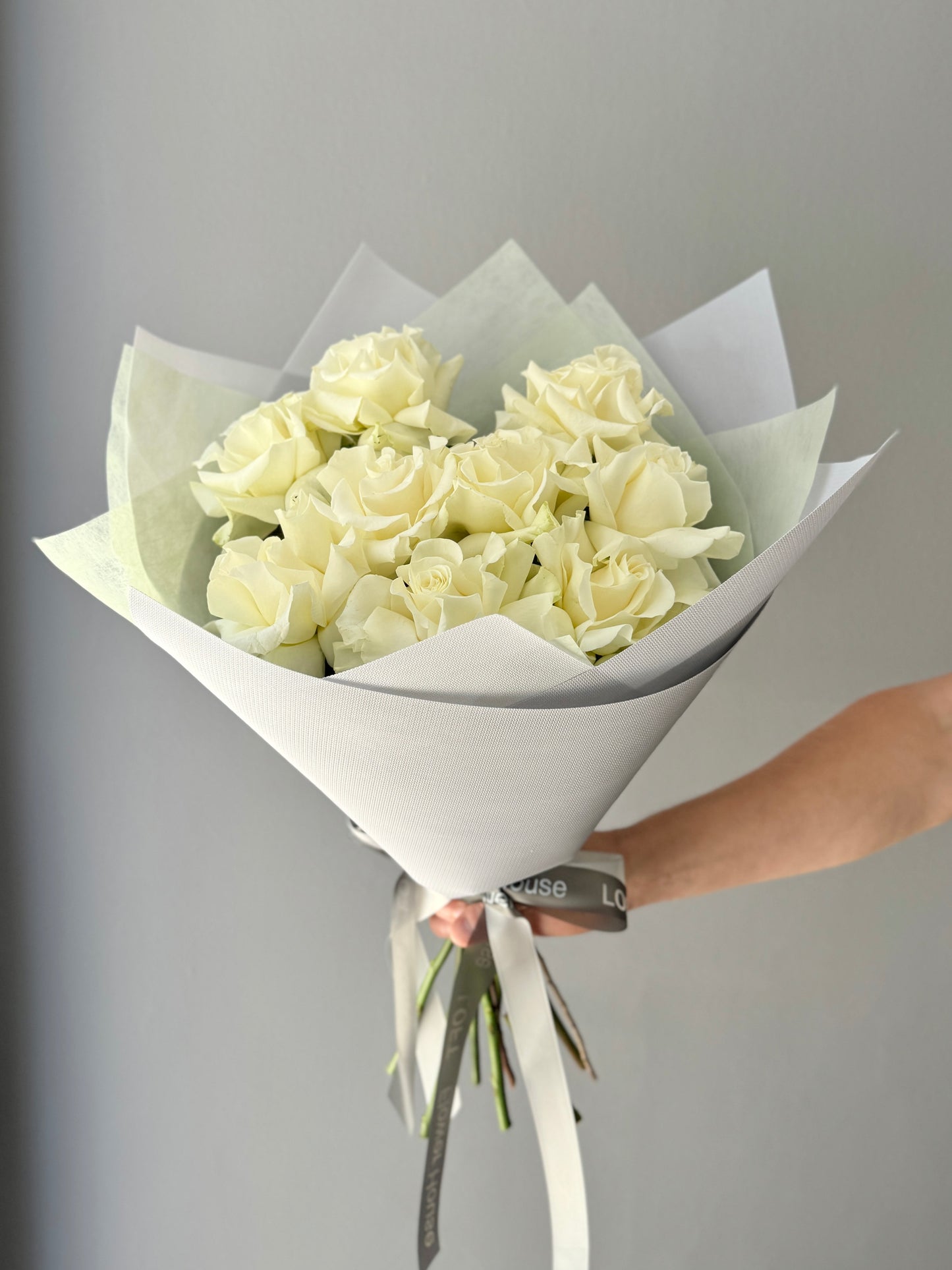 9 White French Roses