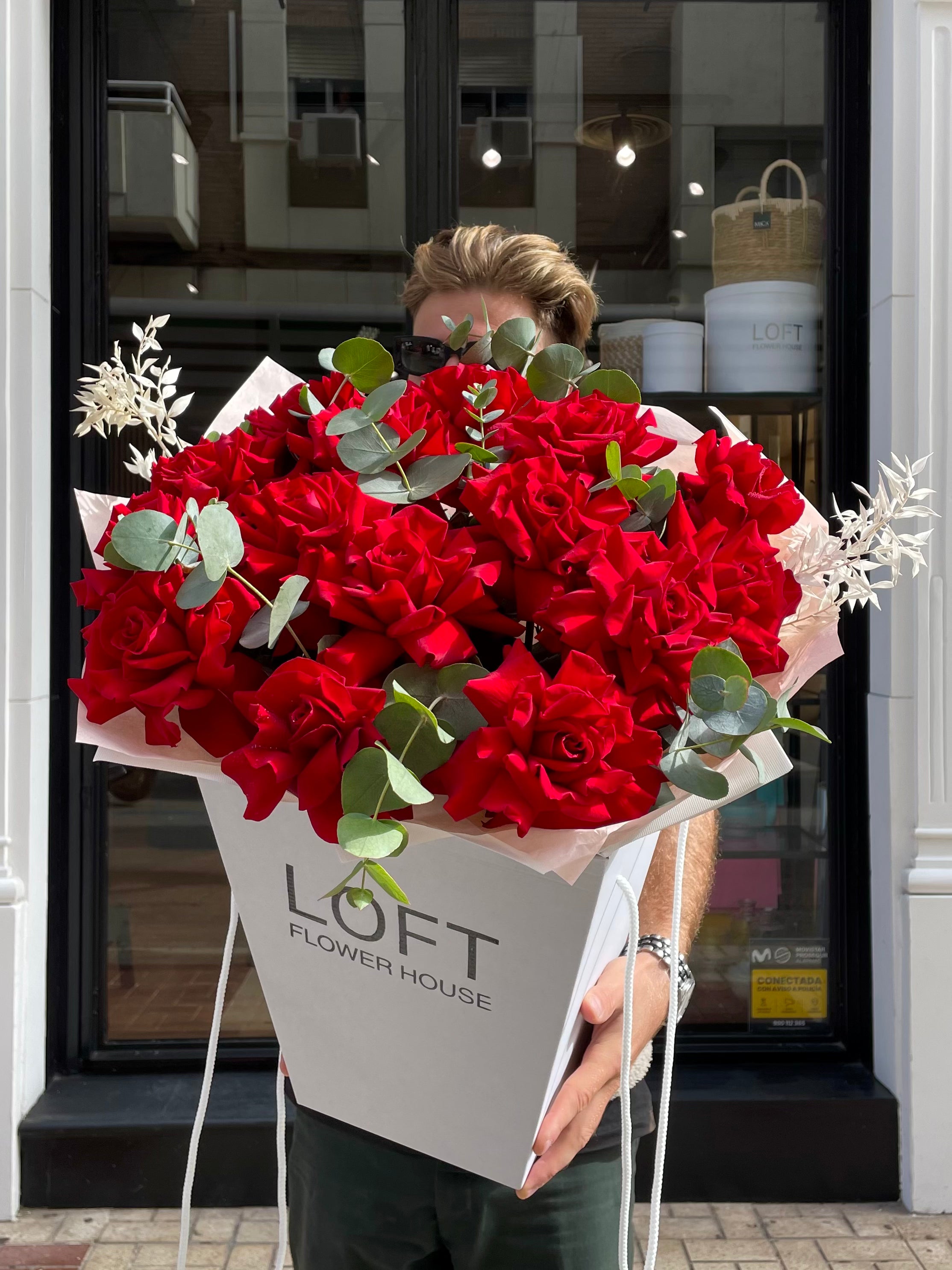 11 French Roses with White Ruscus - Flower Delivery in Malága – LOFT ...