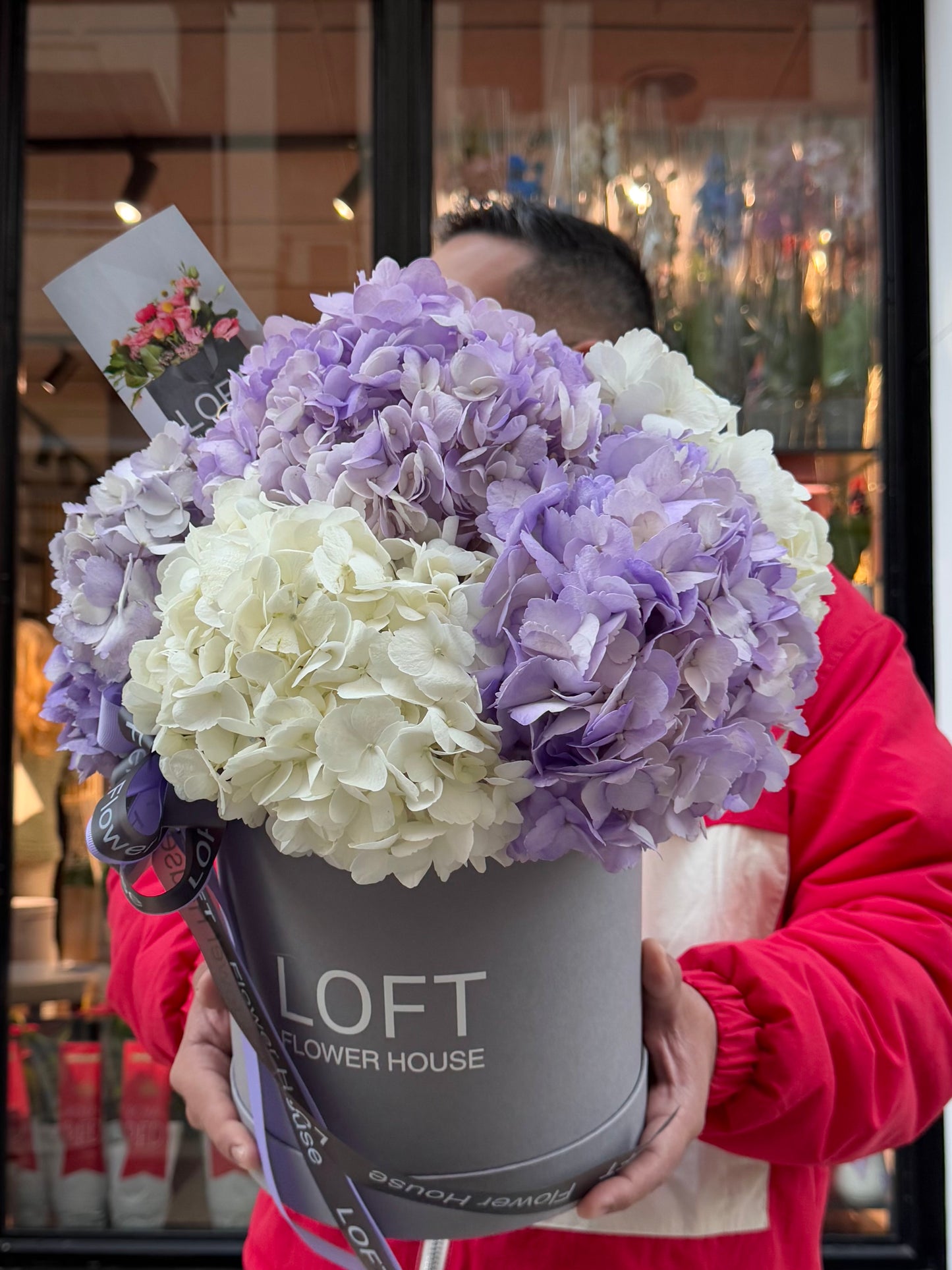 Caja de flores con flores moradas